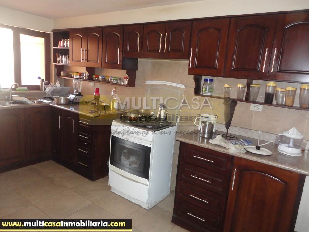 Casa en Venta a Crédito con amplio Jardin sector Héroes de Verdeloma Cuenca - Ecuador
