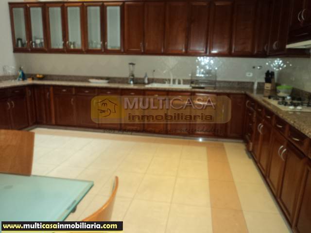 Casa Central en Venta a crédito con Local sector Centro de la Ciudad Cuenca-Ecuador