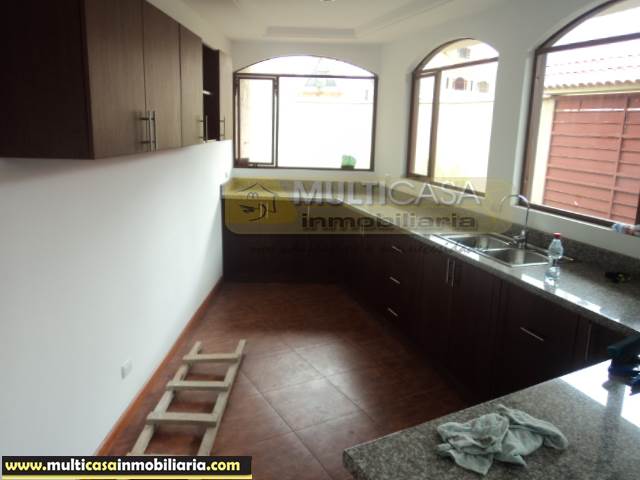 Venta de Hermosa Casa por estrenar a crédito sector La Pencas Cuenca-Ecuador