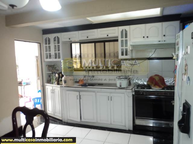 Casa Rentera en Venta con mini departamento, local comercial Sector Totoracocha Cuenca-Ecuador