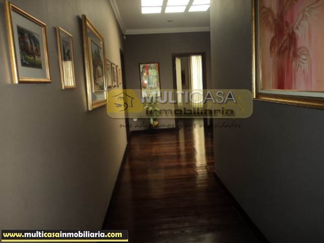 Casa con Tres locales Comerciales en Venta a Crédito sector Av. 12 de Abril Cuenca-Ecuador