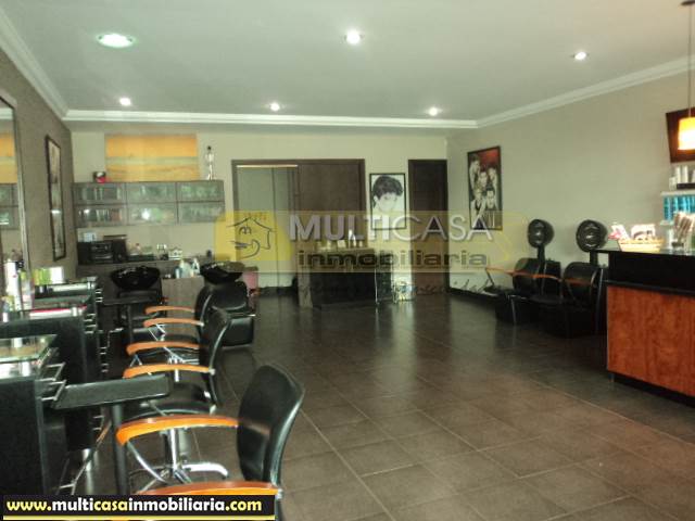 Casa con Tres locales Comerciales en Venta a Crédito sector Av. 12 de Abril Cuenca-Ecuador