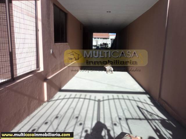 Casa Comercial de cuatro departamentos, un local comercial  Sector Ricaurte Cuenca-Ecuador