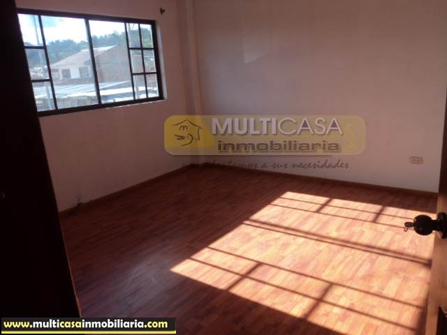Casa Comercial de cuatro departamentos, un local comercial  Sector Ricaurte Cuenca-Ecuador
