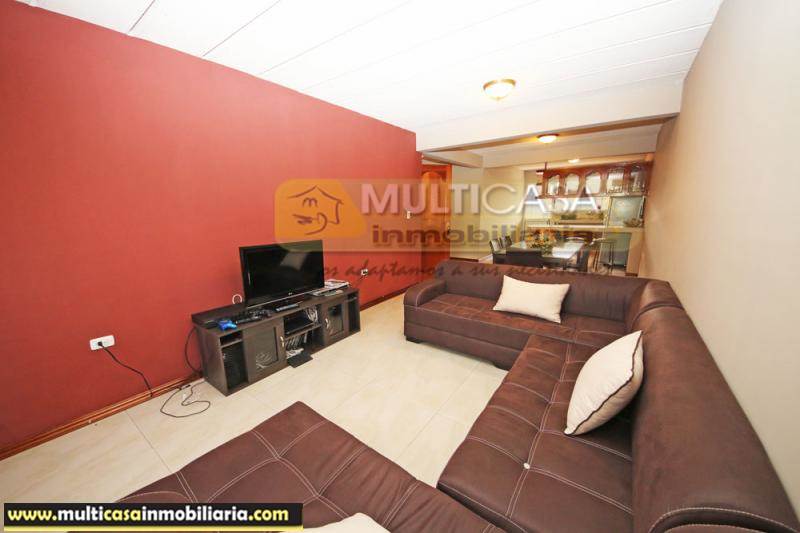 Casa Rentera tres Departamentos en Venta a crédito Sector Gran Manzana  Cuenca-Ecuador