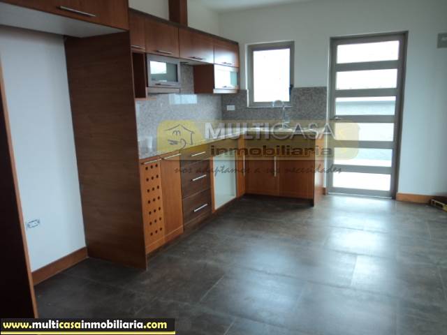 Venta de Hermosa Casa Rentera por estrenar de Tres Departamentos a crédito sector Colegio Santa Ana Cuenca-Ecuador