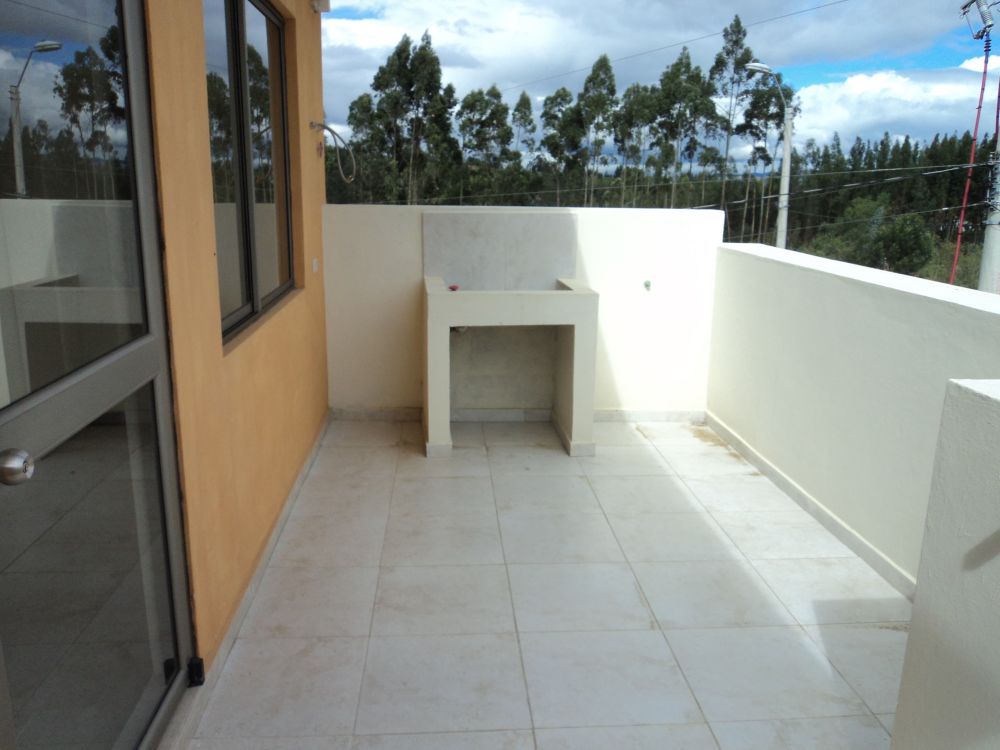 Casa de Tres departamentos en Venta a Crédito Sector Racar Cuenca - Ecuador