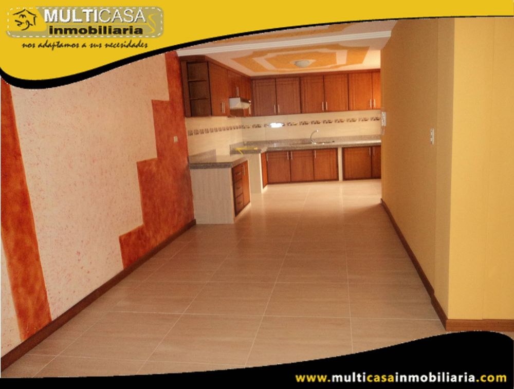 Casa Comercial de Tres departamentos en Venta Sector Juan Pablo II Cuenca-Ecuador