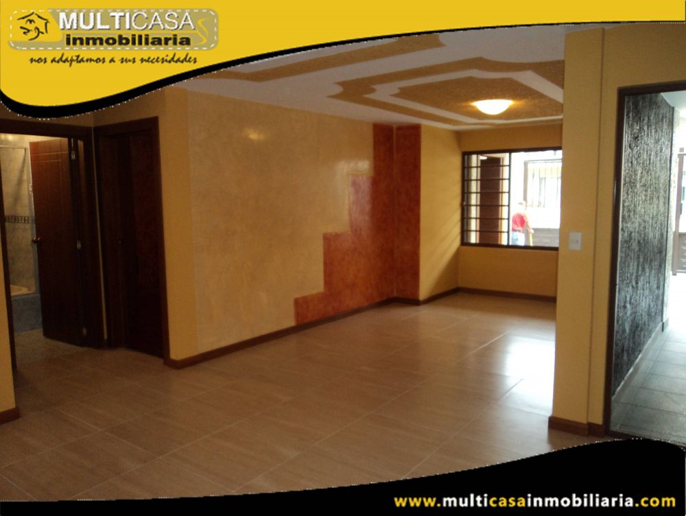 Casa Comercial de Tres departamentos en Venta Sector Juan Pablo II Cuenca-Ecuador