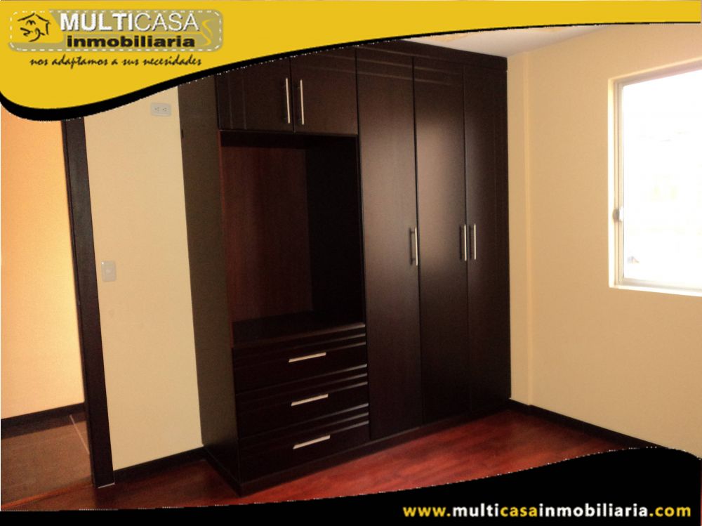 Casa Comercial de Tres departamentos en Venta Sector Juan Pablo II Cuenca-Ecuador