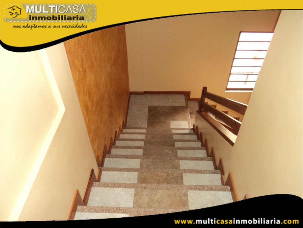 Casa Comercial de Tres departamentos en Venta Sector Juan Pablo II Cuenca-Ecuador