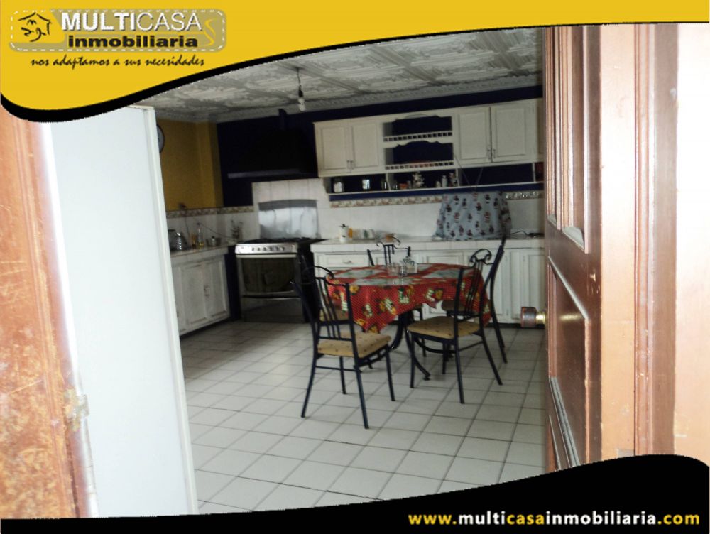 Casa Rentera en Venta Tres departamentos Independientes mas Mini Departamento Sector Centro de la Ciudad Cuenca-Ecuador