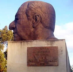 Monumento a Carlos Cueva Tamariz