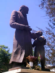 Monumento a Carlos Crespi